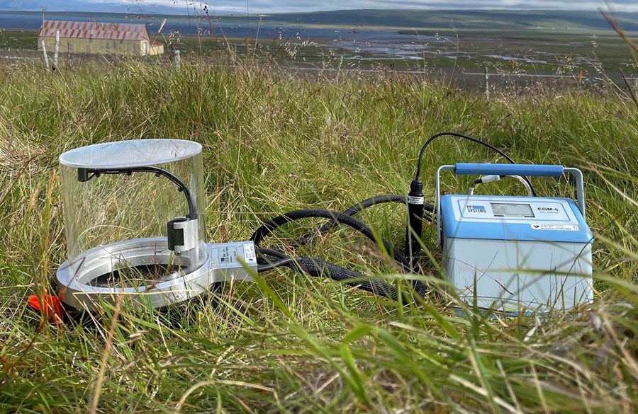Myndirnar sýna tækin sem eru notuð við mælingarnar. Þessi mynd sýnir glæra mæliklefann.