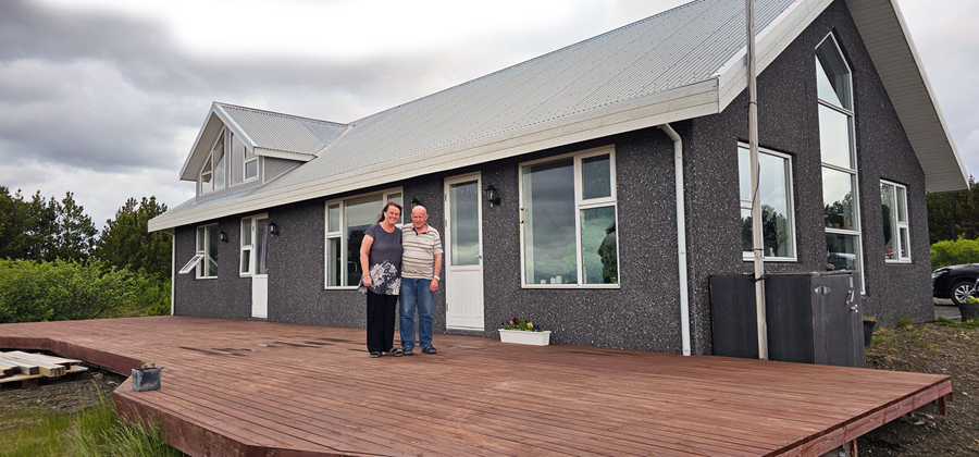 Þorkell Guðbrandsson og Guðrún Jónasdóttir á sólpallinum við Furumel.