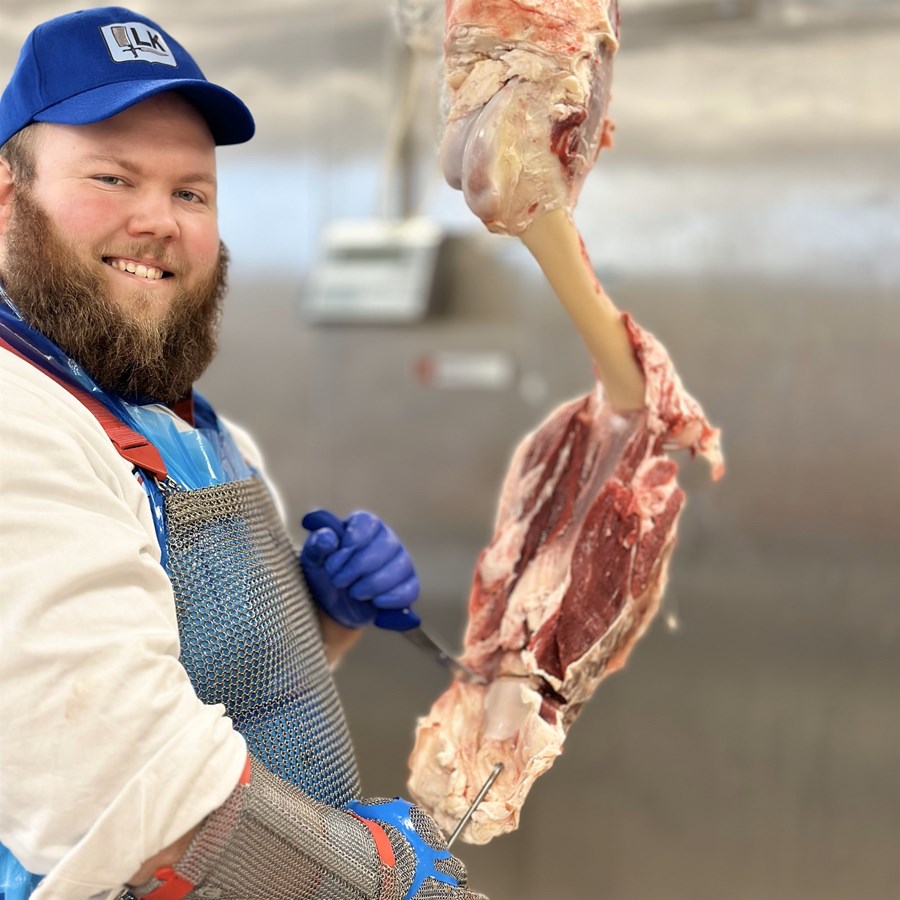 Davíð er nýútskrifaður kjötiðnaðarmaður og mundar hnífinn fagmannlega.