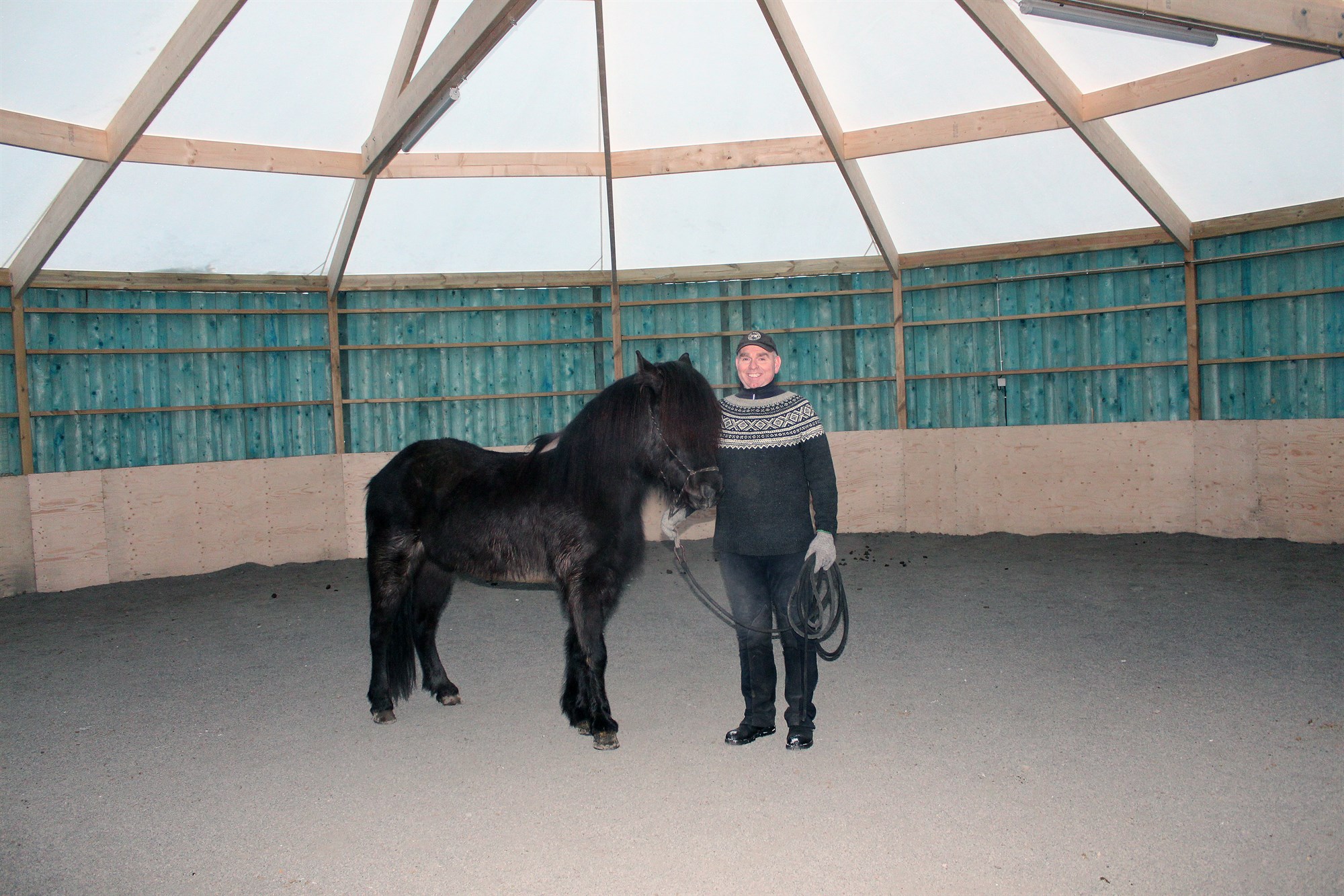 Yfirbyggt reiðgerði tekið í notkun við almenna ánægju