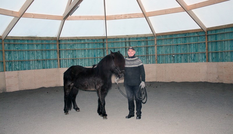 Yfirbyggt reiðgerði tekið í notkun við almenna ánægju