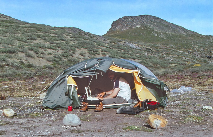 Guðmundur Ólafsson í tjaldi sínu á Grænlandi sumarið 1992.