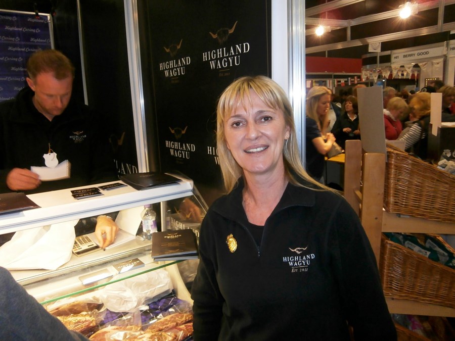 Í Skotlandi hefur nú verið rekið um hríð holdanautabú sem hefur sérhæft sig í framleiðslu á japönskum Wagyu-nautum en þau eru í sérflokki hvað snertir fitusprengi og mýkt kjöts. Til þess að mega framleiða slíkt kjöt þarf að fylgja margs konar hefðum, sagð