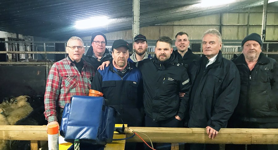 Í fjárhúsinu í Langholtskoti. F.v. Unnsteinn Hermannsson, Bjarni Guðmundsson, Gunnar Björnsson, Rögnvaldur Leifsson, Jón Bjarnason, Birgir Þór Haraldsson, Guðni Ágústsson og Eiríkur Kristófersson.