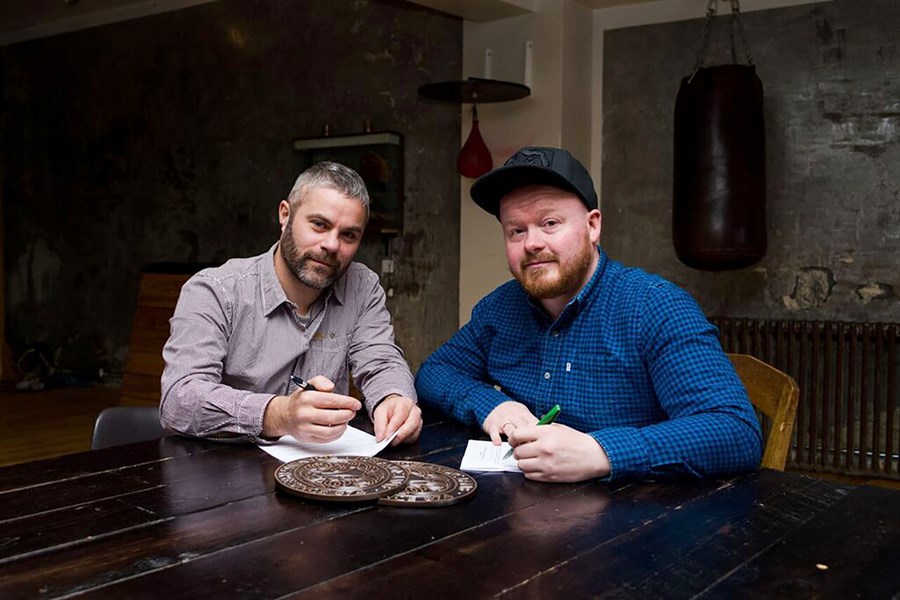 Hafliði Halldórsson, verkefnastjóri hjá Icelandic lamb og Hinrik Carl Ellertsson, rekstrarstjóri veitingastaðarins Dill skrifa undir hundraðasta samninginn.