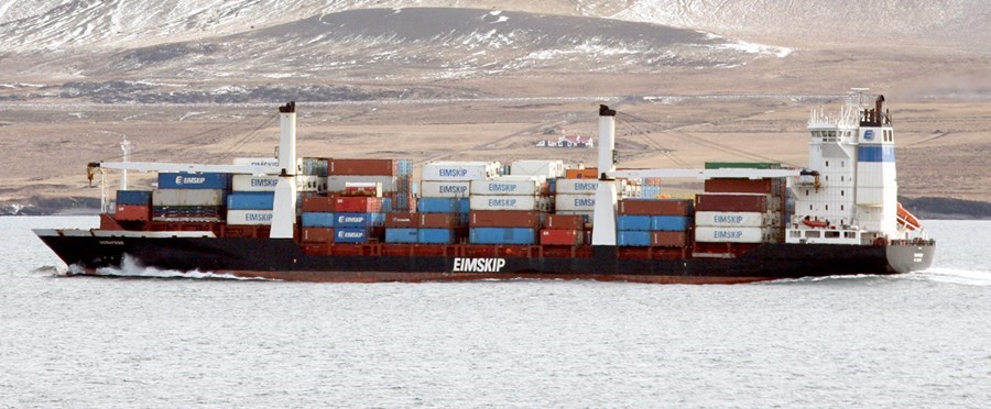 Innviðaráðherra vill efla strandsiglingar til að hlífa vegakerfinu. 