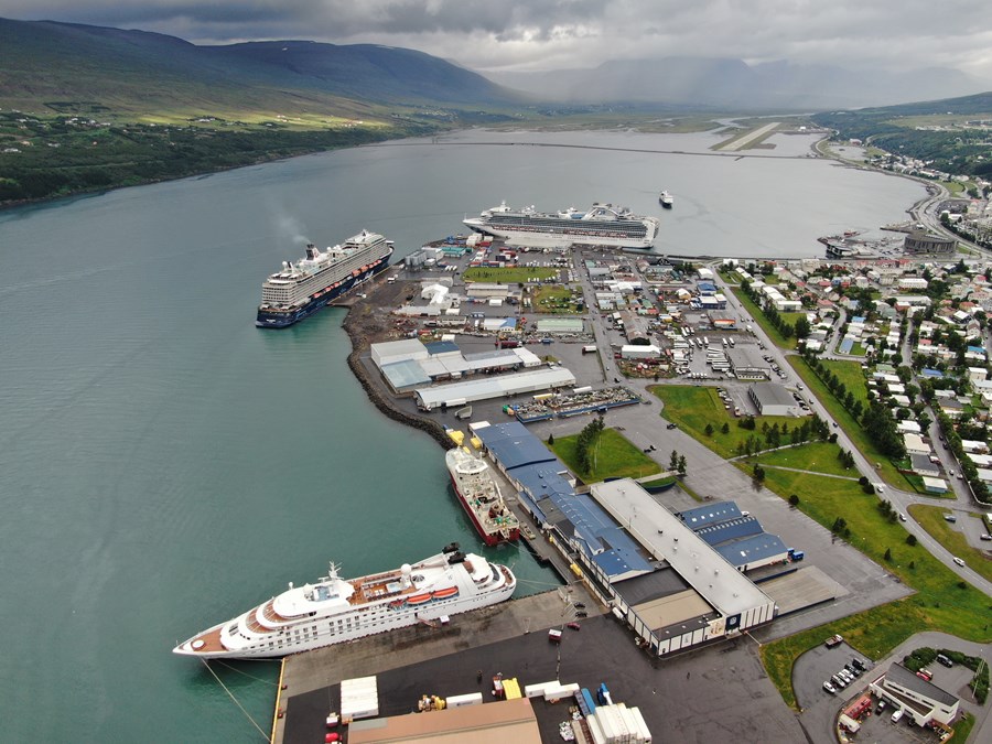 Akureyrarhöfn á annasömum degi.