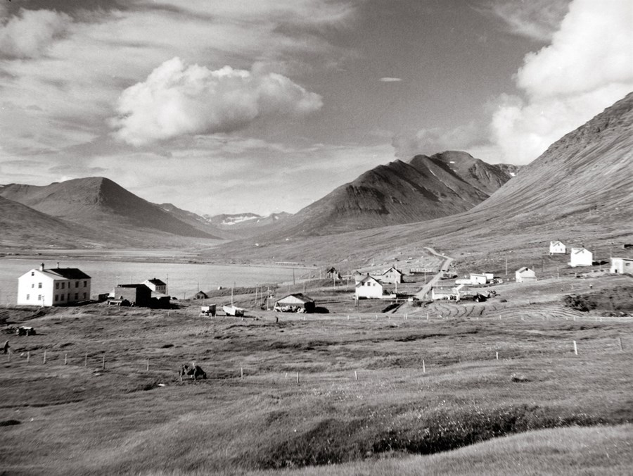 Horft til suðurs yfir Kleifar við vestanverðan Ólafsfjörð. Ytri-Á lengst til vinstri á myndinni, sem var tekin sumarið 1969.