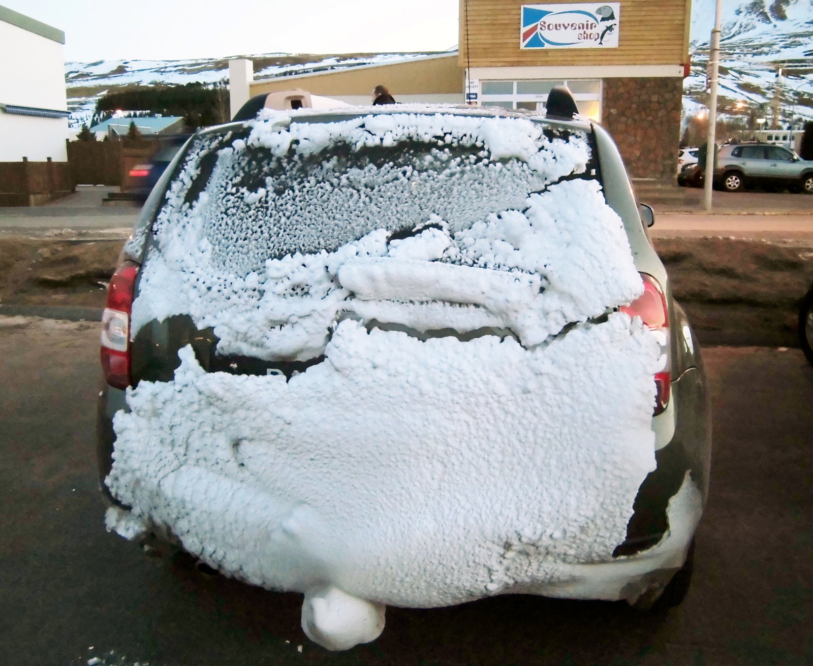 Stundum finnst manni krónunni hent og aurinn hirtur