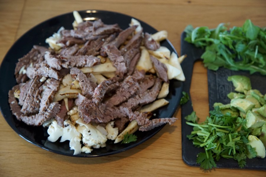 Jurtakryddað nautakjöt með ristuðu blómkáli og sellerírót.