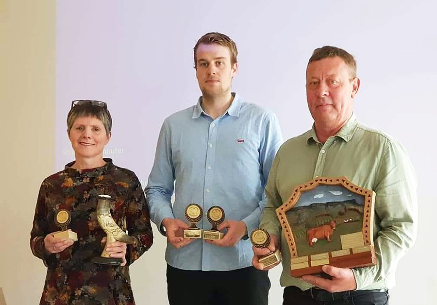 Kúabændurnir með verðlaunin, frá vinstri: Fjóla Ingveldur Kjartansdóttir í Birtingaholti 4, Björgvin Viðar Jónsson í Dalbæ og Aðalsteinn Þorgeirsson fyrir hönd Núpstúnbænda.