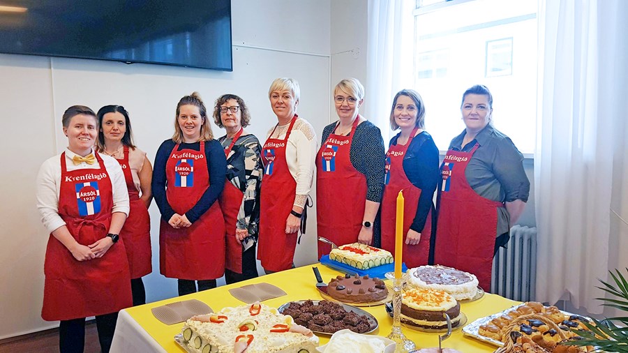 Sólarkaffisnefndin, talið frá vinstri:  Aldís Jóna Haraldsdóttir, Sara Hrund Signýjardóttir, Tara Óðinsdóttir, Ólöf Aðalbjörnsdóttir, Þorgerður Karlsdóttir, Vilborg Ása Bjarnadóttir, Svava Rán Valgeirsdóttir og Halldóra Hannesdóttir.