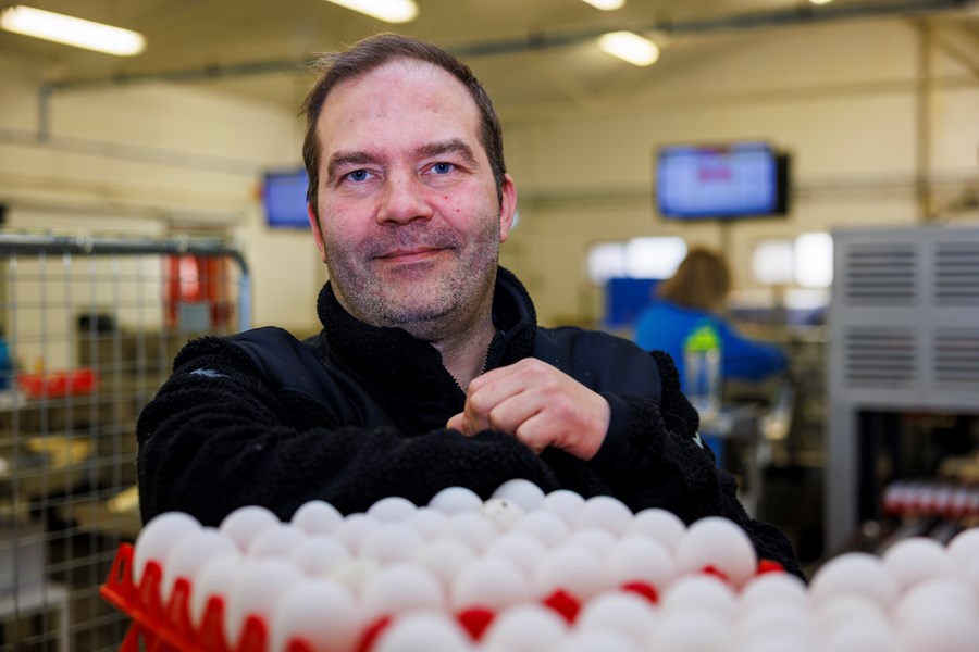 Andri Freyr Þórisson, framkvæmdastjóri Nesbús, í pökkunaraðstöðu fyrirtækisins á Vatnsleysuströnd núna í mars. Starfsemi fyrirtækisins er bæði á Suðurnesjunum og Suðurlandinu og er það eitt af tveimur stærstu eggjaframleiðendum landsins. 