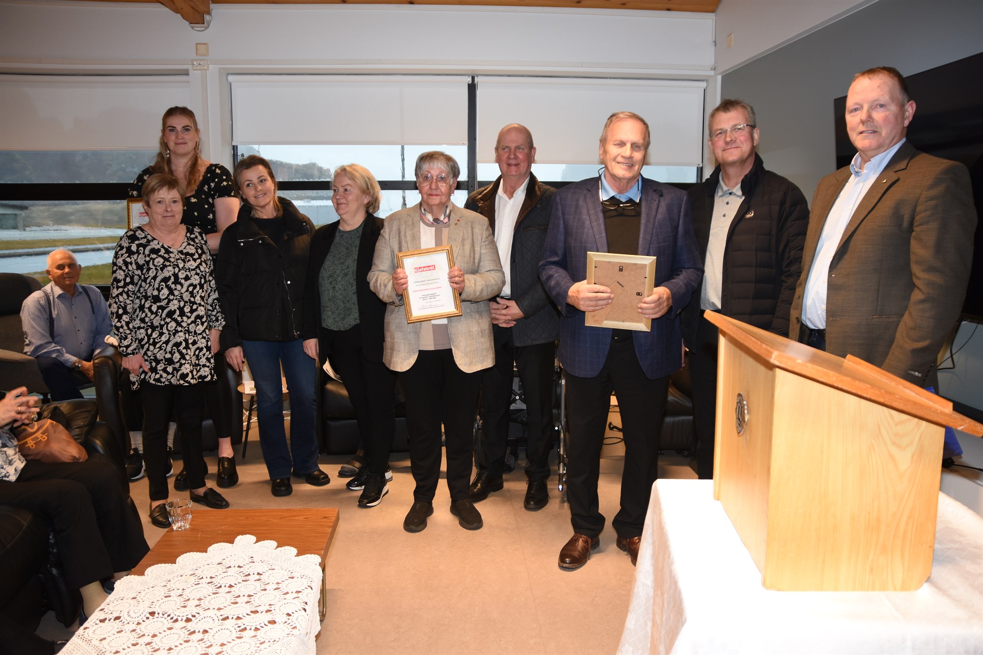 Karlar í skúrum víða um land