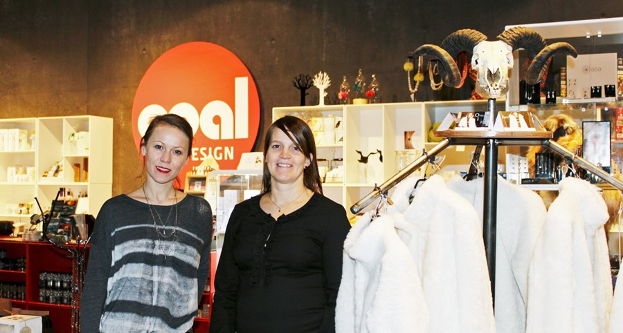 Ingibjörg Finnbogadóttir, fatahönnuður og viðskiptafræðingur og Dögg Hjaltalín viðskiptafræðingur við rekka af lambapelsinum NORA.