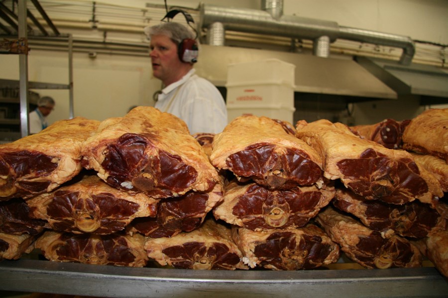 Horfið er frá sérstökum markmiðum um rekstrarhagræðingu í sauðfjár- og stórgripaslátrun í frumvarpsdrögum um breytingar á búvörulögum. Markmið frumvarpsins er að lögfesta almennar samstarfsheimildir um framleiðendafélög.