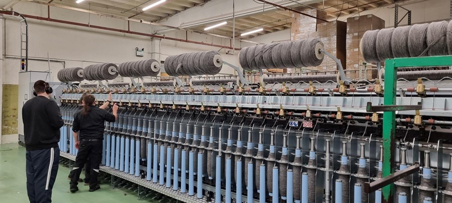 Starfsfólk Ístex að huga að spuna á nýju spunavélinni Kátínu.