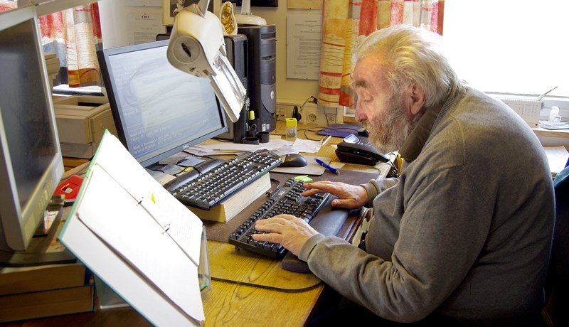 Skráir nú ábúendasögu allra bændabýla á landinu