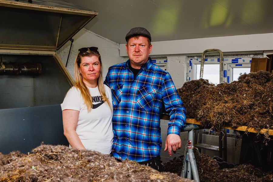 Ásta Kristín Guðmundsdóttir og Óðinn Logi Þórisson, bændur á Vattarnesi. Þegar þau voru búin að búa þar í minna en ár reið yfir hamfaraveður sem olli miklu tjóni á byggingum á bænum. Hérna eru þau í gömlu fjósi á bænum sem hefur verið breytt í aðstöðu til þurrkunar á dúni.   