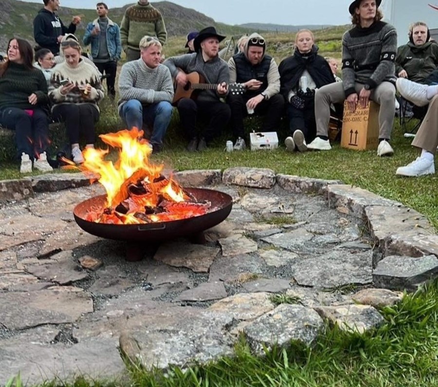 Það er notaleg stemning hjá gestum Ögurballsins í Ísafjarðardjúpi.