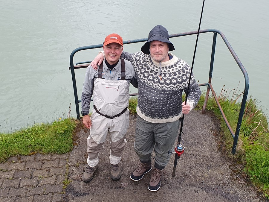 Tómas Ellert Tómasson, bæjarfulltrúi í Árborg (t.h.), og Guðmundur Marías Jensson, formaður Stangaveiðifélags Selfoss, þegar veiðin hófst formlega í ánni að morgni 24. júní.