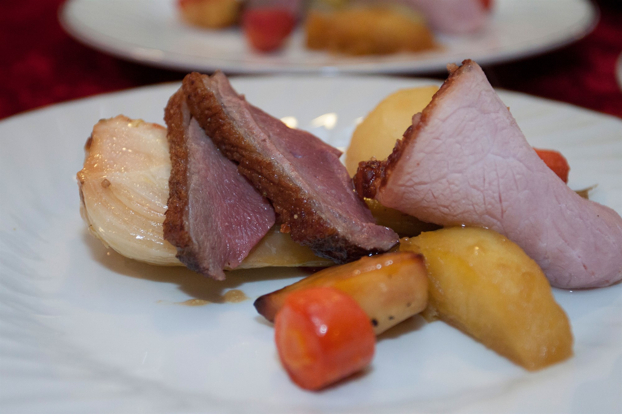 Andabringur og reykt svínakjöt, karamellað grænmeti og soðgljái