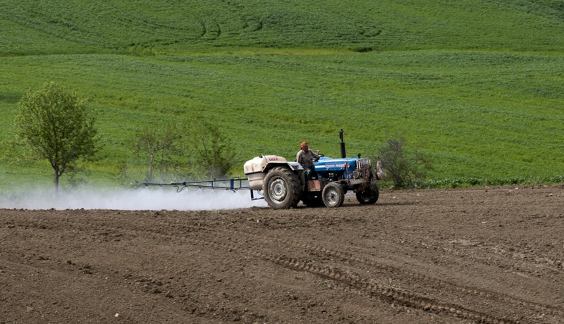 Meira af plastögnum á ökrum en í sjó