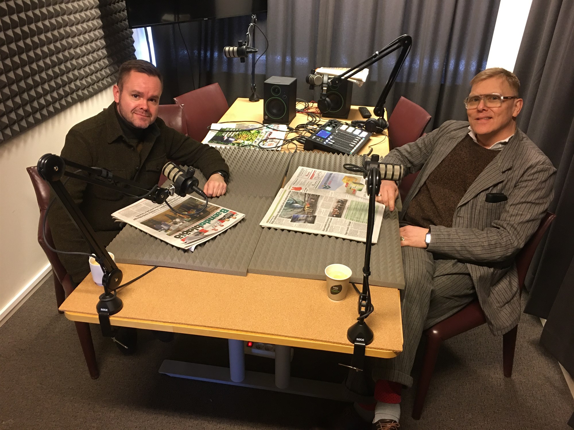 Jón Gnarr og Pétur Jóhann Sigfússon taka tal saman í Kaupfélaginu