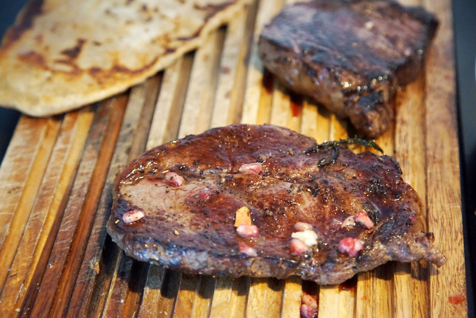 Sælkerapylsur og nautakjöt á naan-brauði