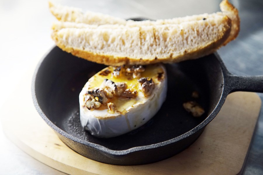Bakaður Brie-ostur og grillað flatbrauð