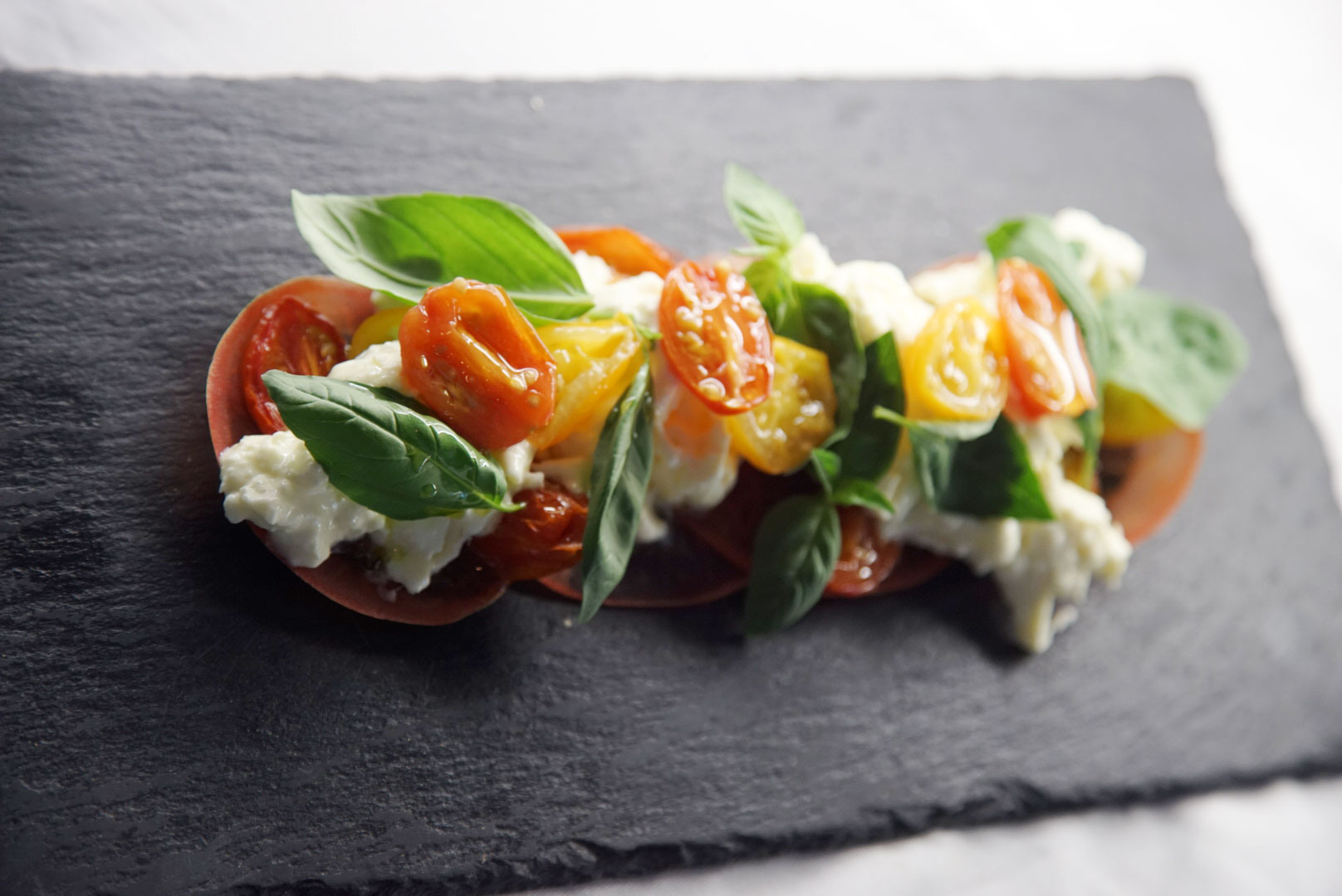 Tómatsalat með marglitum tómötum og orkukaka