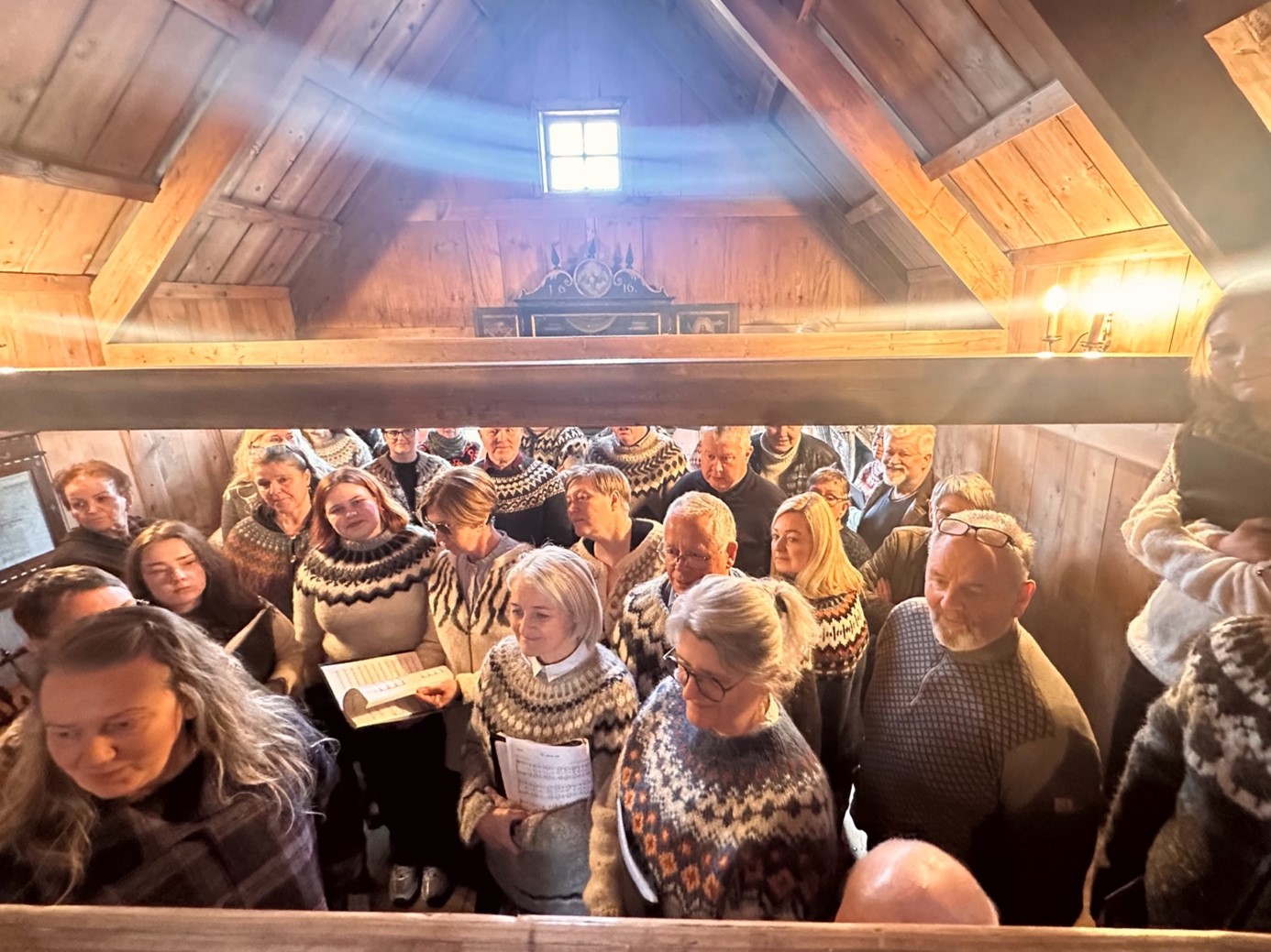 Kirkjukórar syngja ekki bara Ave María og prjóna á milli messa