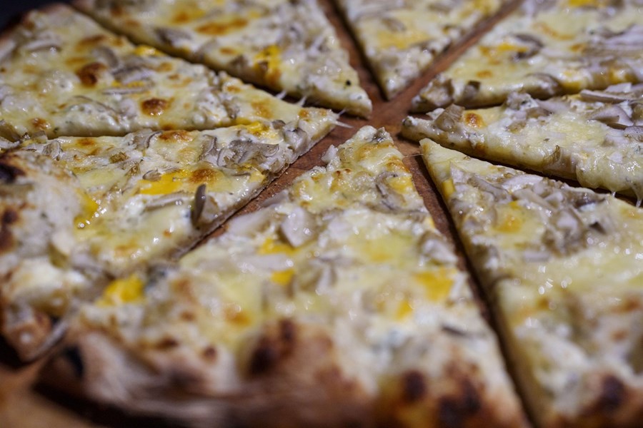 Kársnespítsan. Hvít pítsa með ostrusveppum, beint frá sveppabónda úr efri byggðum Kópavogs