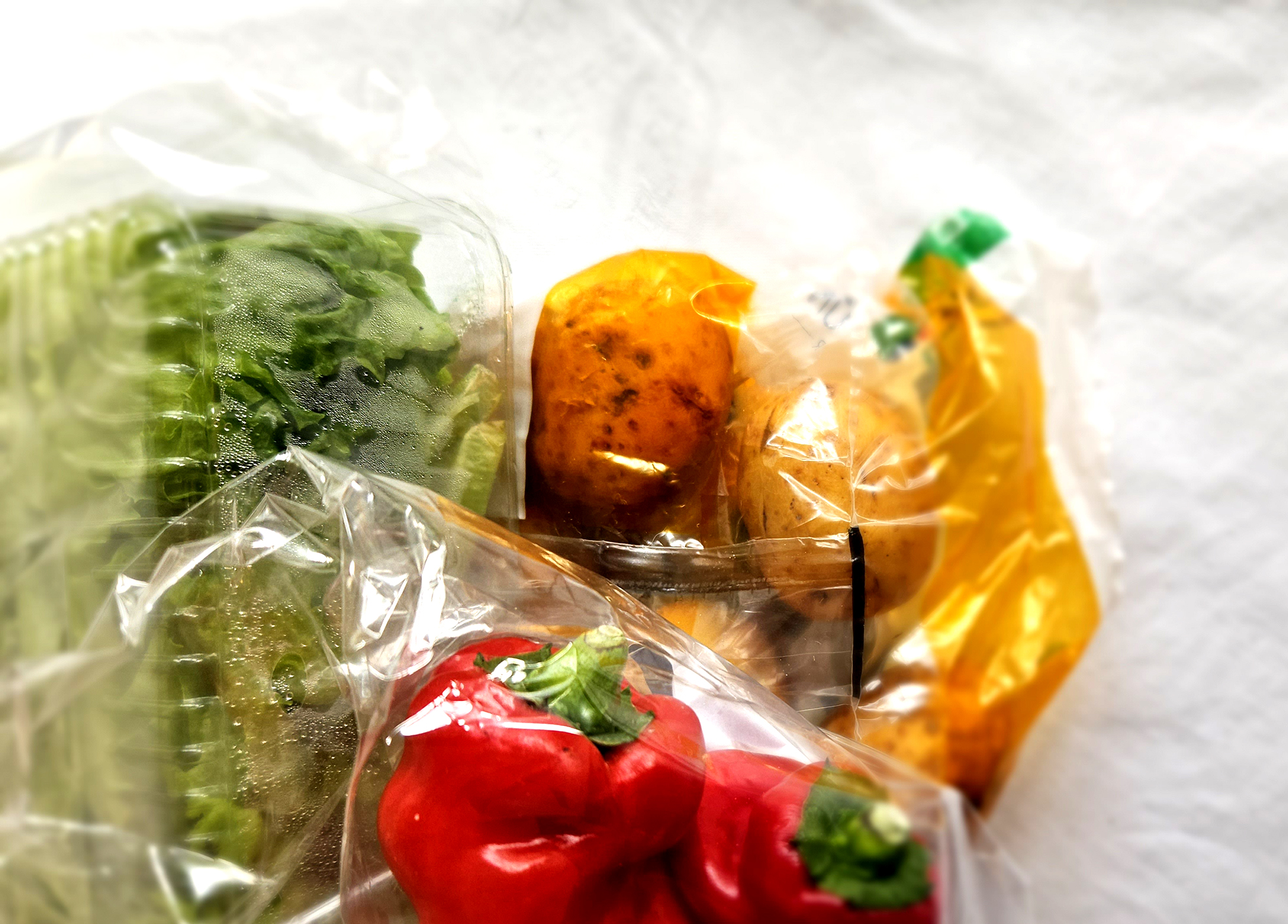 Vilja leysa grænmetið undan plastfargani