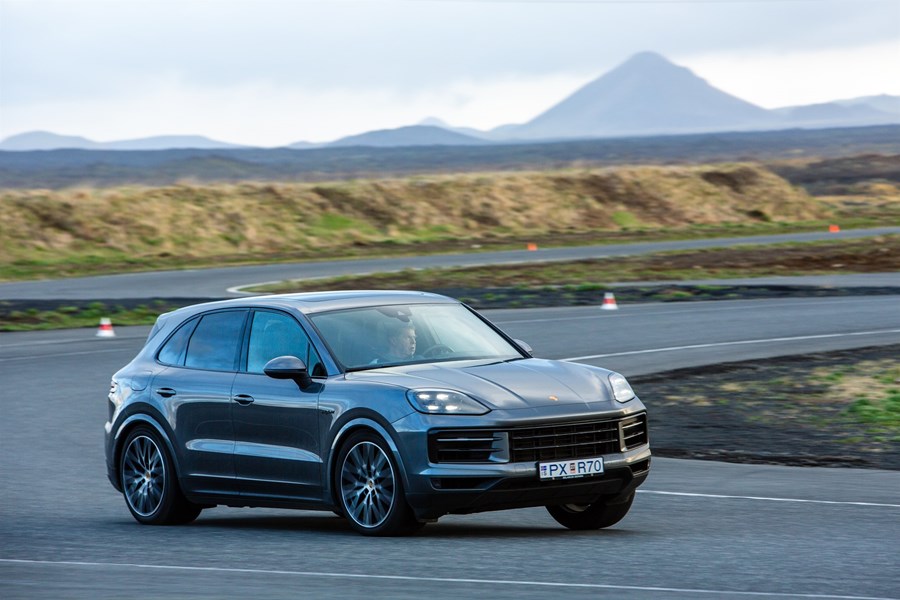 Porsche Cayenne E-Hybrid nær að sameina eiginleika sportbíls og jeppa í einum alhliða pakka. Hér sést hvar Benedikt Eyjólfsson, stofnandi Bílabúðar Benna, keyrir af fullu afli í krappri beygju á kappakstursbraut í Hafnarfirði.