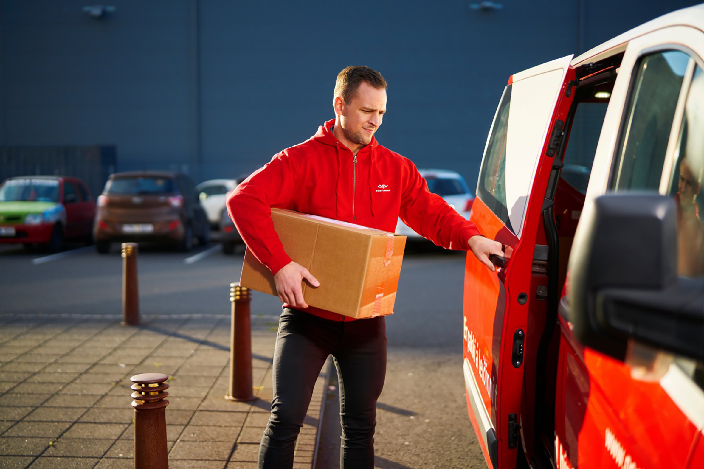 P&#243;sturinn me&#240; matarsendingar fr&#225; verslunum til &#237;b&#250;a &#237; dreifb&#253;linu