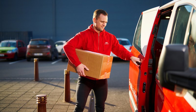 Pósturinn með matarsendingar frá verslunum til íbúa í dreifbýlinu