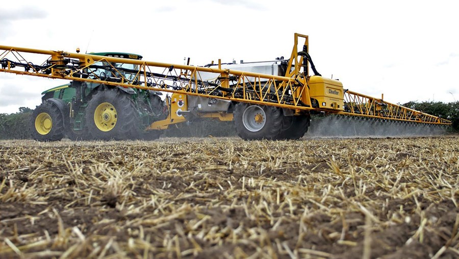 Fyrirbyggjandi úðun illgresiseyðis á akur í Evrópu. Einhver stórvirkustu tækin sem finna má í landbúnaði eru gjarnan notuð við slíka iðju.