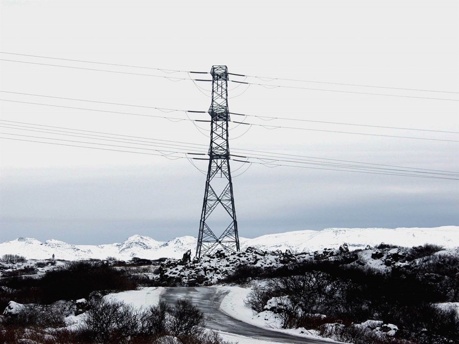 Með frumvarpinu verða ákvæði raforkulaga færð til samræmis við það sem gildir um aðra mikilvæga innviði, sér í lagi lög um fjarskipti. 