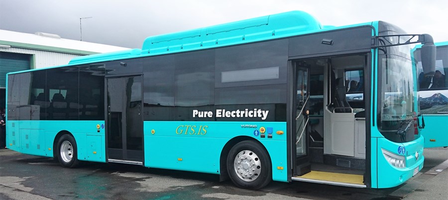 Rafmagnsrútan kemur 320 kílómetra á hleðslunni. Hún er með sæti fyrir 32 og líka pláss fyrir standandi farþega. Rútan gerir út frá Guðmundi Tyrfingssyni á Selfossi.