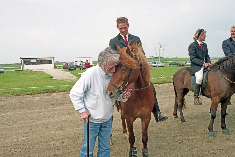 Sigurður Haraldsson og Rauðhetta frá Kirkjubæ. Þórður Þorgeirsson situr hryssuna.