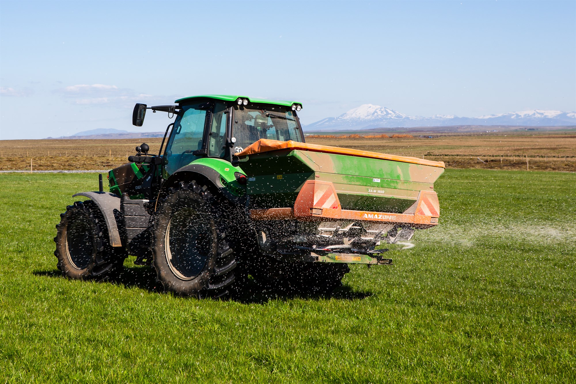 Áburði dreift á tún