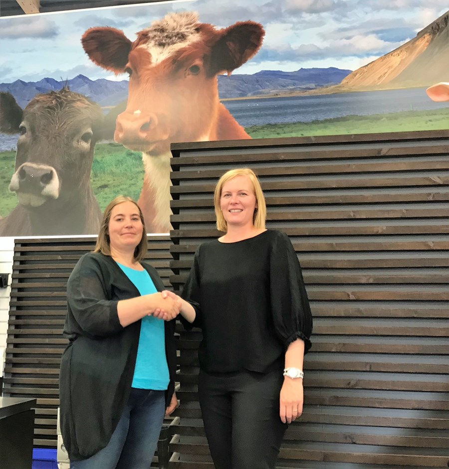 Berglind Ósk Óðinsdóttir, fóðurfræðingur hjá RML, og Hanna Dögg Maronsdóttir, sölu- og markaðsstjóri Bústólpa, handsala samkomulagið.