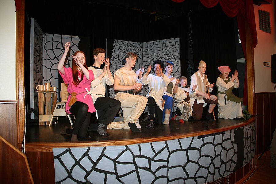 Í Öxarfjarðarskóla fá allir nemendur grunnskólans og elstu nemendur leikskólans tækifæri á að stíga á svið og taka þátt í árshátíðarverkefni sem undanfarin þrjú ár hafa verið viðamiklir söngleikir.  Ronja ræningjadóttir varð fyrir valinu í ár.