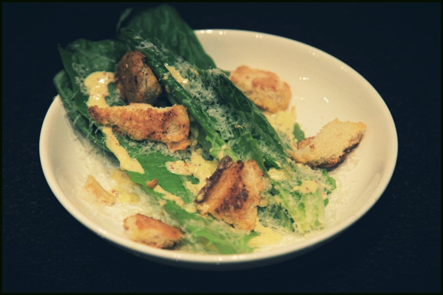 Ljúffeng svínarif og bráðhollt Sesarsalat