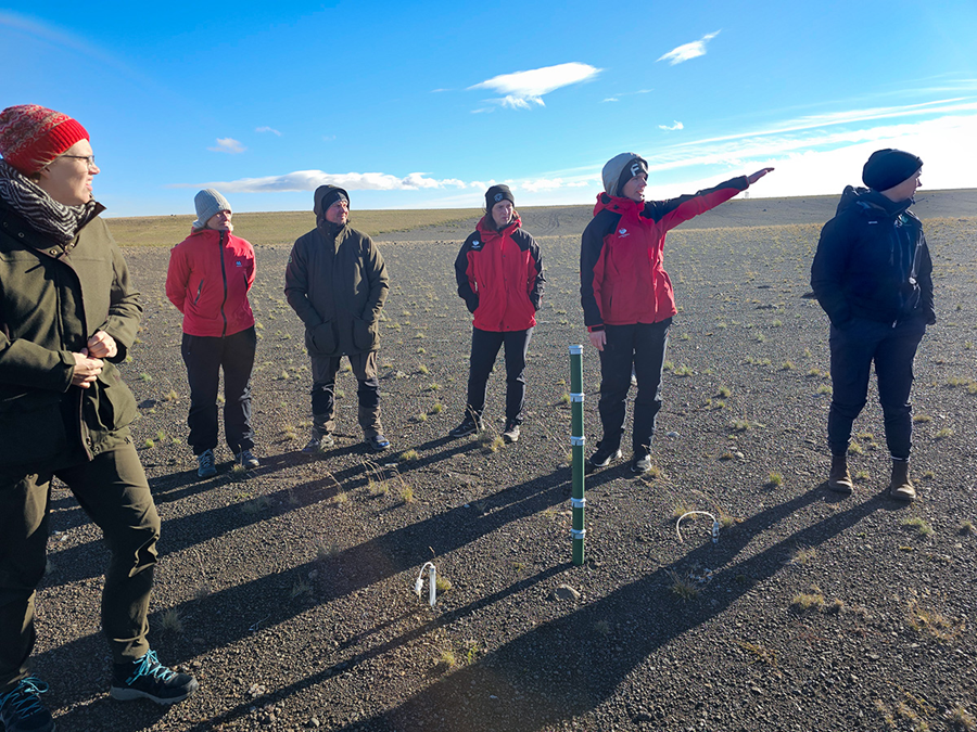 Seyra hefur verið notuð til landgræðslu hjá Landi og skógi með góðum árangri. Hér sýnir Salbjörg Matthíasdóttir héraðsfulltrúi starfsfólki hjá Landi og skógi á Norðurlandi svæði þar sem svartvatni var dreift á örfoka land.