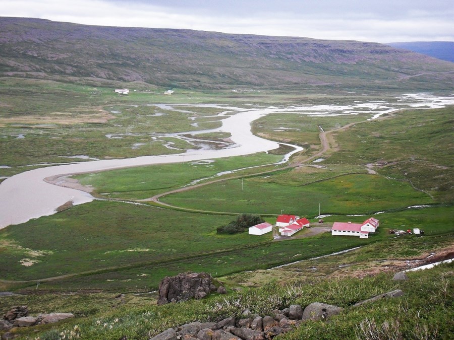 Það var óvenjumikið vatn í Selánni, sem sést hér liðast niður dalinn. Á myndinni er horft yfir bæjarhúsin á Skjaldfönn og yfir dalinn í átt að Laugalandi sem stendur handan árinnar.