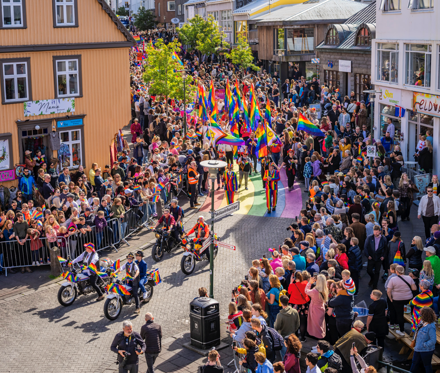 Gleðigangan í Reykjavík, gengið niður Skólavörðustíginn.
