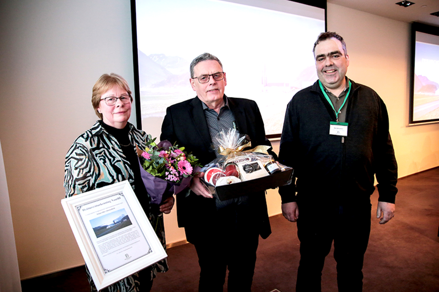 Elín Oddleifsdóttir og Eiríkur Egilsson tóku við viðurkenningunni úr hendi Rafns Bergssonar.
