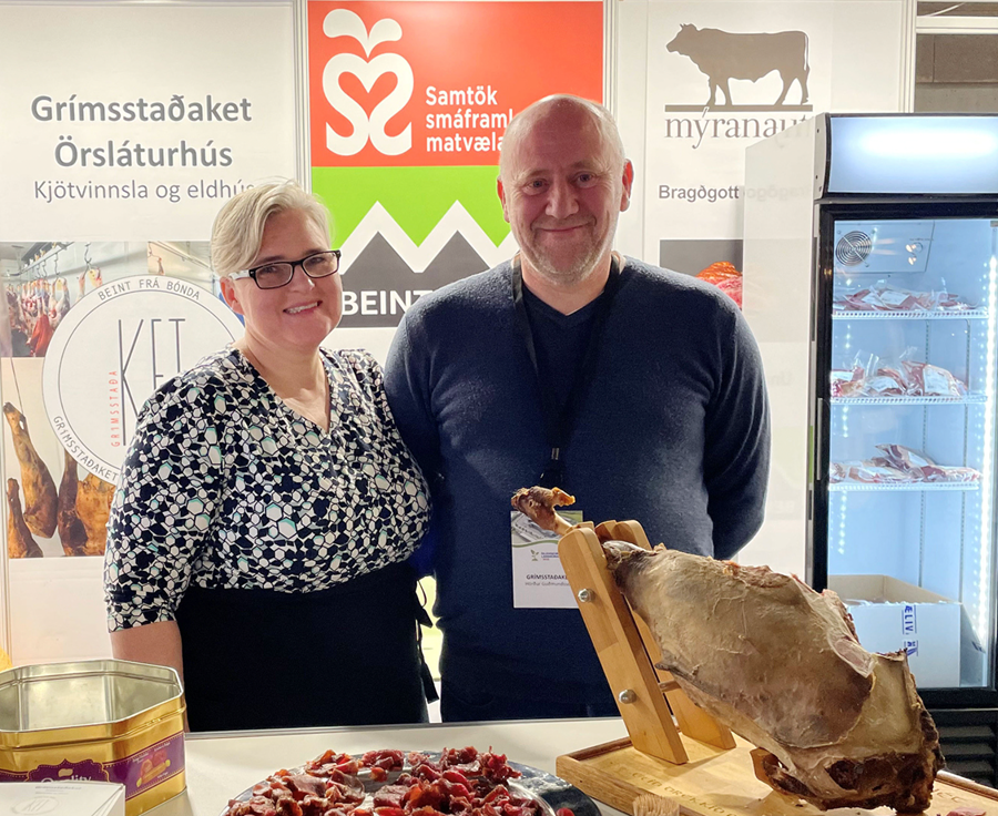Jóhanna Sjöfn Guðmundsdóttir og Hörður Guðmundsson á Grímsstöðum framleiða undir vörumerkinu Grímsstaðaket og eru hér á bás SSFM/BFB á Landbúnaðarsýningunni 2022.